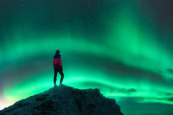Quels sont les secrets pour une randonnée nocturne sous les aurores boréales en Norvège?